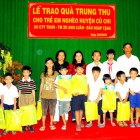 Tặng quà Trung thu cho trẻ em nghèo