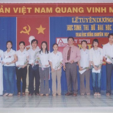 Tài trợ học bổng cho học sinh - sinh viên nghèo hiếu học