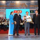Đại diện công ty Anh Luân nhận cúp và bằng khen tại Chương trình Giao lưu kinh tế văn hóa doanh nhân, doanh nghiệp Việt Nam - ASEAN 2015  2015