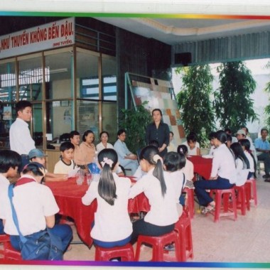 Công ty Anh Luân trao học bổng năm 2003 tại trụ sở công ty