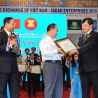 Đại diện công ty Anh Luân nhận cúp và bằng khen tại chương trình Giao lưu kinh tế văn hóa doanh nhân, doanh nghiệp Việt Nam -ASEAN 2015